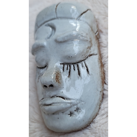 Red clay with white glaze pottery face - Picture 7 of 16